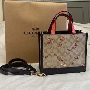 Coach Dempsey Tote 22
Crossbody In Signature Canvas With Heart And Star Print